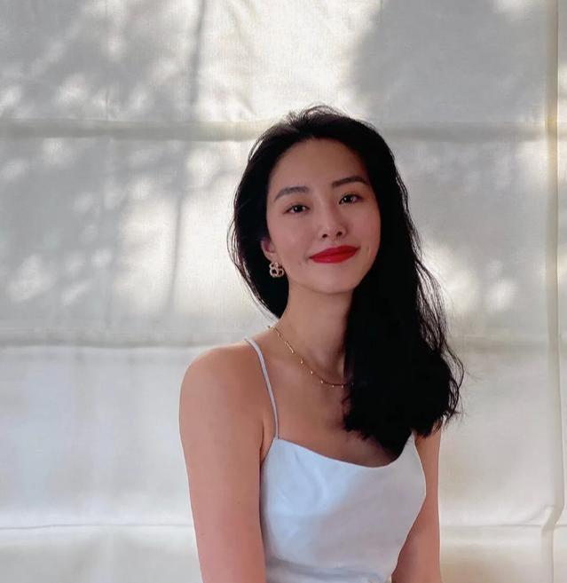 刘亦菲|她是当红“冯女郎”，爱上大30岁的刘亦菲干爹，冯小刚还赞她纯洁