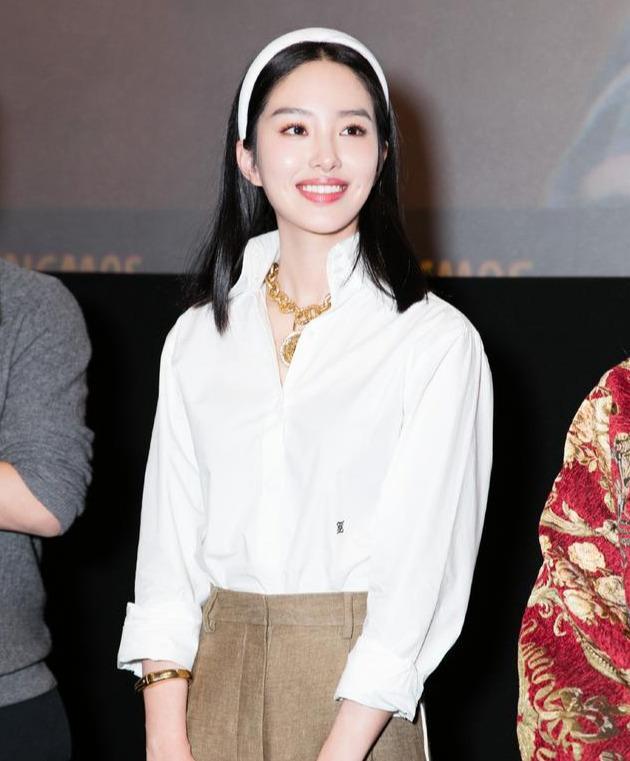 刘亦菲|她是当红“冯女郎”，爱上大30岁的刘亦菲干爹，冯小刚还赞她纯洁