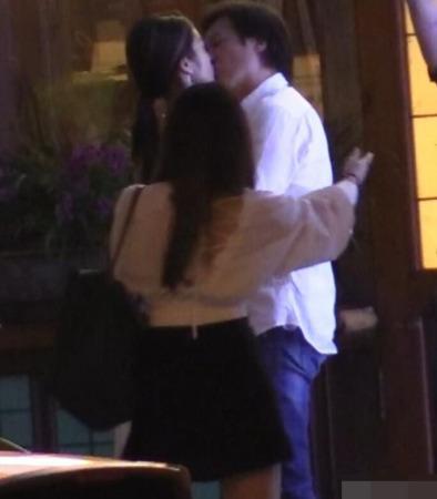 刘亦菲|她是当红“冯女郎”，爱上大30岁的刘亦菲干爹，冯小刚还赞她纯洁