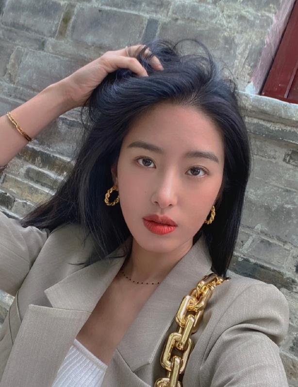 刘亦菲|她是当红“冯女郎”，爱上大30岁的刘亦菲干爹，冯小刚还赞她纯洁