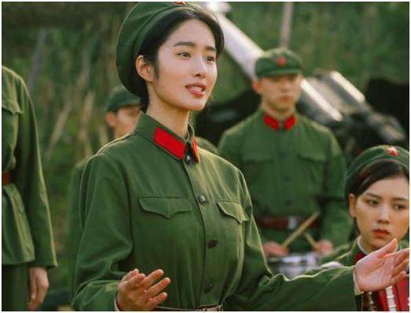 刘亦菲|她是当红“冯女郎”，爱上大30岁的刘亦菲干爹，冯小刚还赞她纯洁