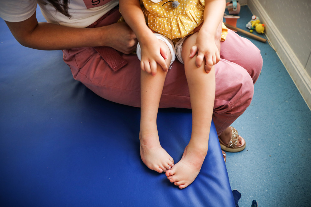 广东女孩远嫁河南生下残疾宝宝遭人歧视一度想带女儿一起自杀