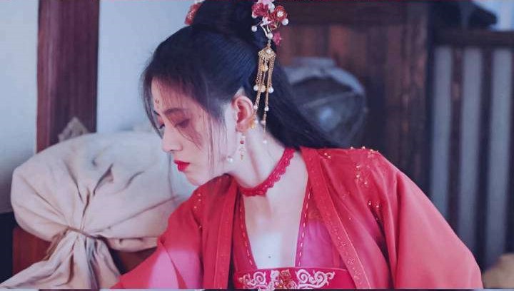 鞠婧祎新造型火了红衣花钿超惊艳发际线却引热议