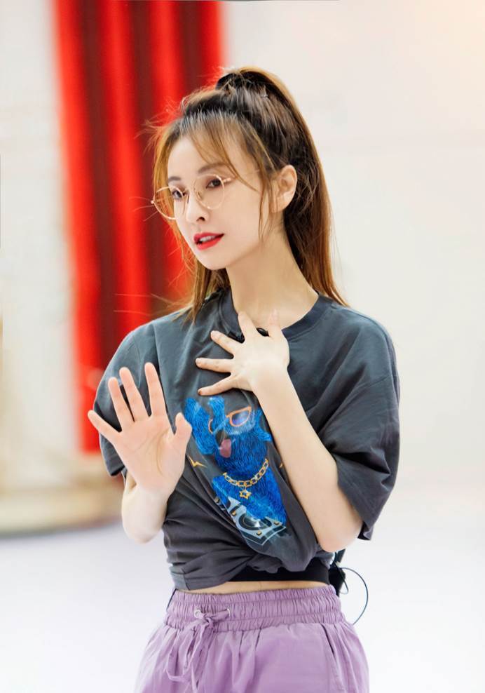 吴昕舞台造型惊艳,离开《快本》的她,美出新高度