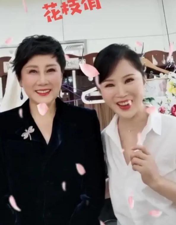 张凯丽|58岁张凯丽近照曝光！脸显年轻网红风重，手上百万红宝石戒指抢镜