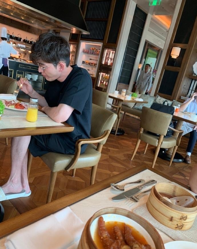 张翰|张翰被偶遇穿拖鞋就餐超接地气，脸颊凹陷消瘦身材格外抢镜