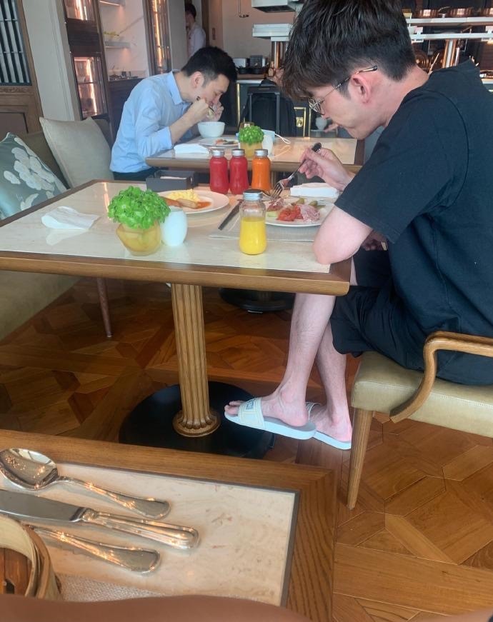 张翰|张翰被偶遇穿拖鞋就餐超接地气，脸颊凹陷消瘦身材格外抢镜