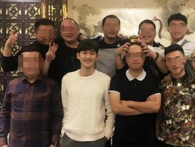 张翰|张翰被偶遇穿拖鞋就餐超接地气，脸颊凹陷消瘦身材格外抢镜