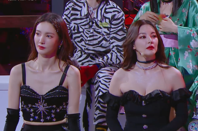 《乘风破浪》张雨绮金晨同穿露肩装,两人同框,网友:两个极端