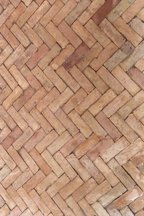 我家的院子再也不浇水泥抹平了,红砖斜着铺路,村里一定独一无二