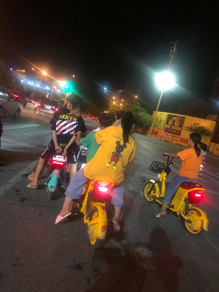 百色街头再现小学生多人同骑共享电车到底该怎么治