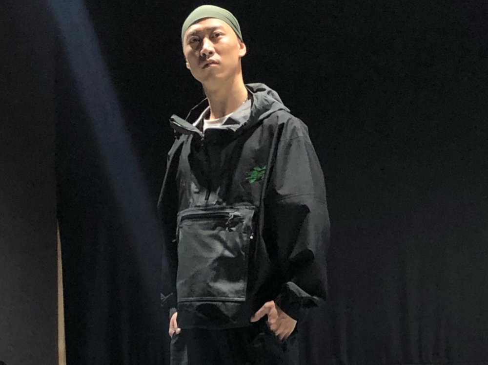 王一博|王一博独宠小鸡，模仿穿搭戴头巾贝雷帽，公孙无名爆料送了超多鞋