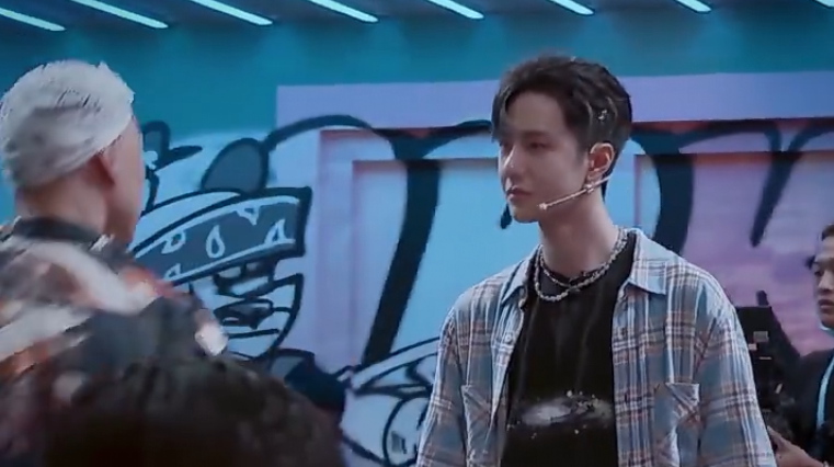 王一博|王一博独宠小鸡，模仿穿搭戴头巾贝雷帽，公孙无名爆料送了超多鞋