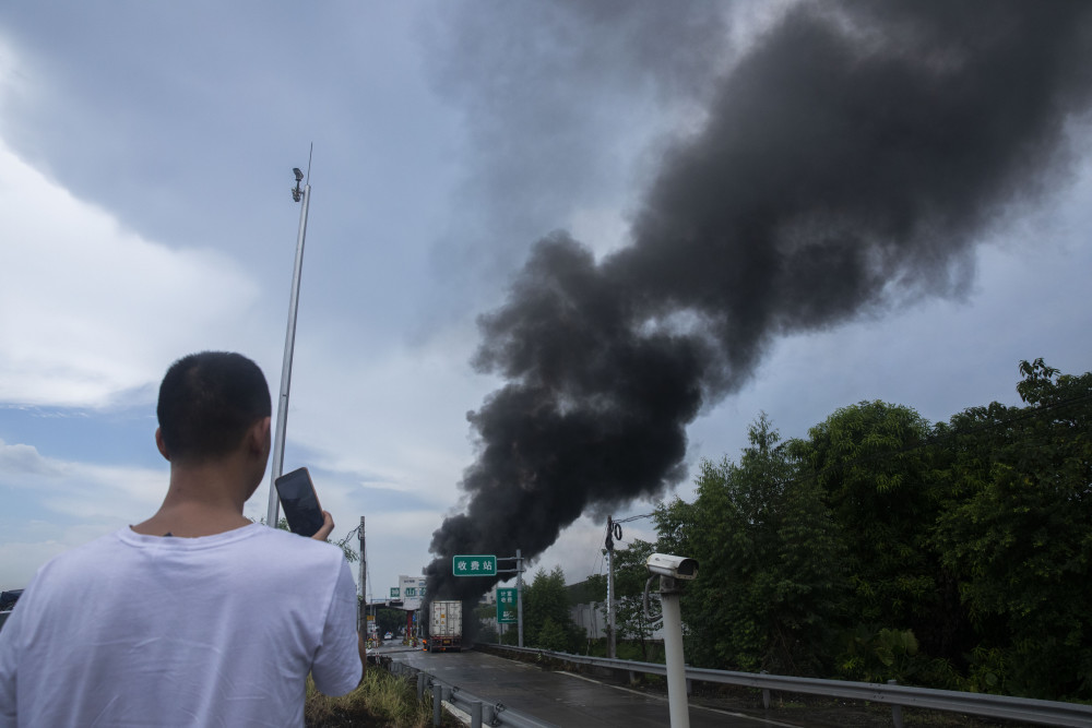 许广高速神山收费站一货车起火
