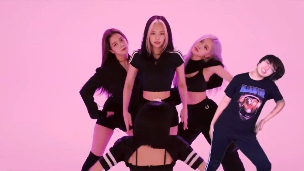 毋庸置疑是大势女团,尽管粉墨有一部分因为粉丝blink们呈现低龄化