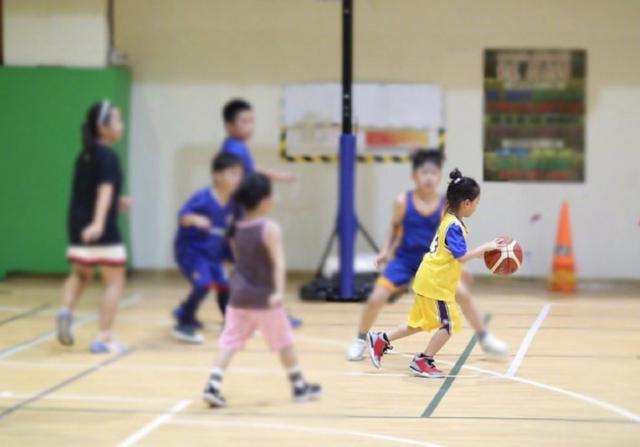 小花妹妹|孙俪晒小花妹妹打篮球，6岁女儿侧脸曝光，胖嘟嘟太像爸爸邓超