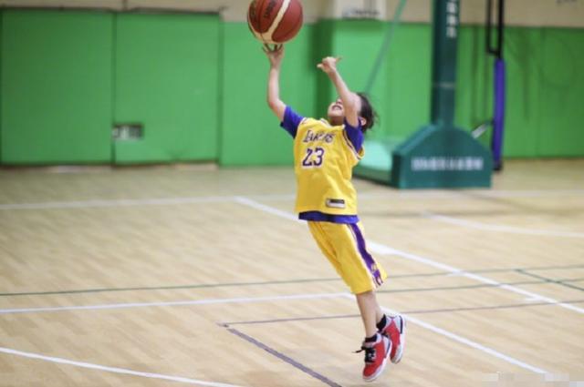 小花妹妹|孙俪晒小花妹妹打篮球，6岁女儿侧脸曝光，胖嘟嘟太像爸爸邓超