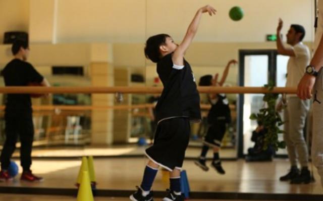 小花妹妹|孙俪晒小花妹妹打篮球，6岁女儿侧脸曝光，胖嘟嘟太像爸爸邓超