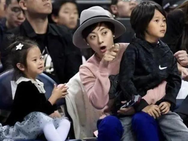 小花妹妹|孙俪晒小花妹妹打篮球，6岁女儿侧脸曝光，胖嘟嘟太像爸爸邓超