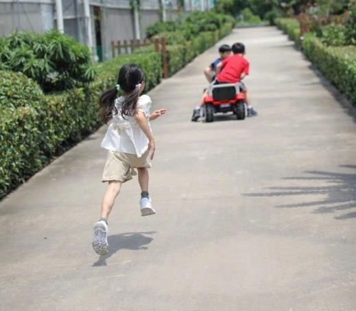 小花妹妹|孙俪晒小花妹妹打篮球，6岁女儿侧脸曝光，胖嘟嘟太像爸爸邓超