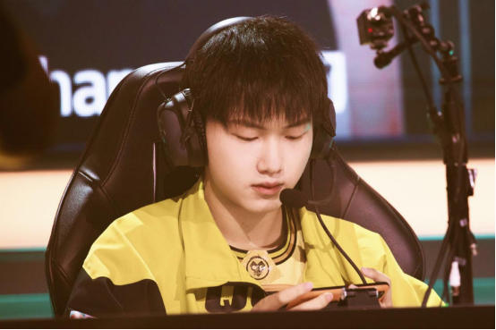 Kpl 明星选手fly的替补太心酸 杰杰边路四个国服却不能上场 腾讯新闻