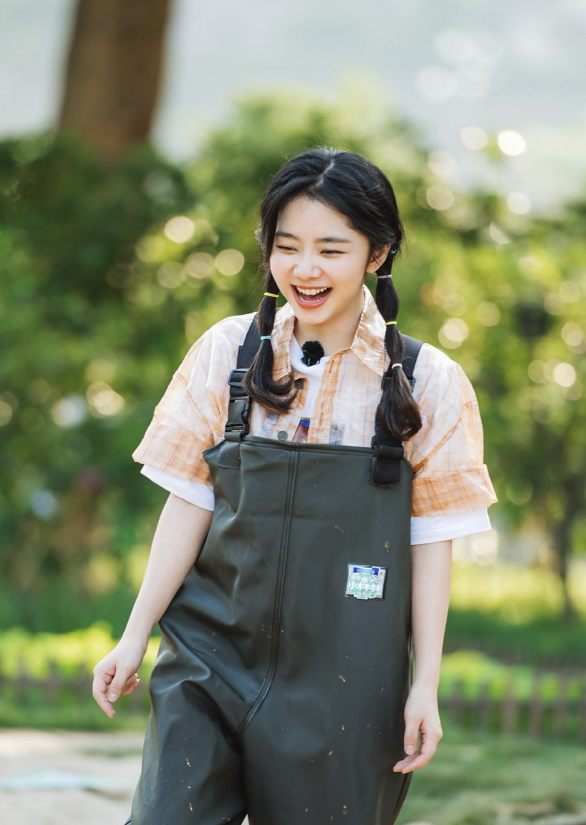 谭松韵|谭松韵郑爽节目撞发型，30岁VS29岁，天然脸和网红脸差距