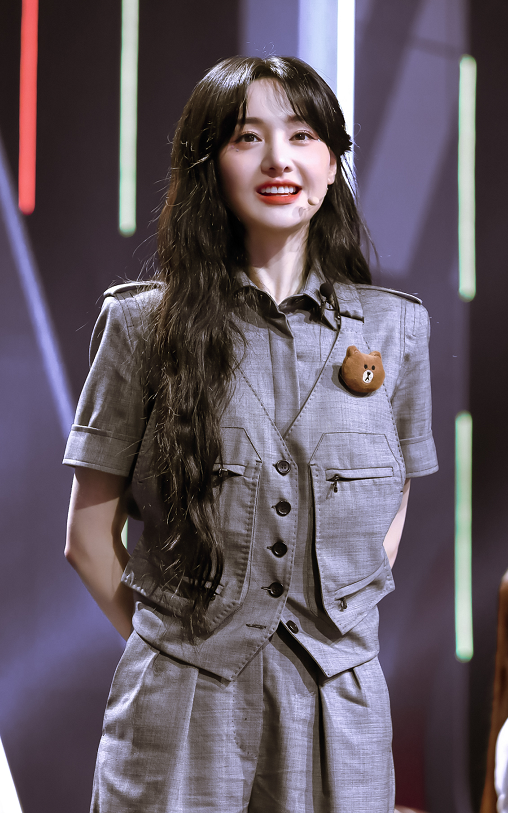 谭松韵|谭松韵郑爽节目撞发型，30岁VS29岁，天然脸和网红脸差距