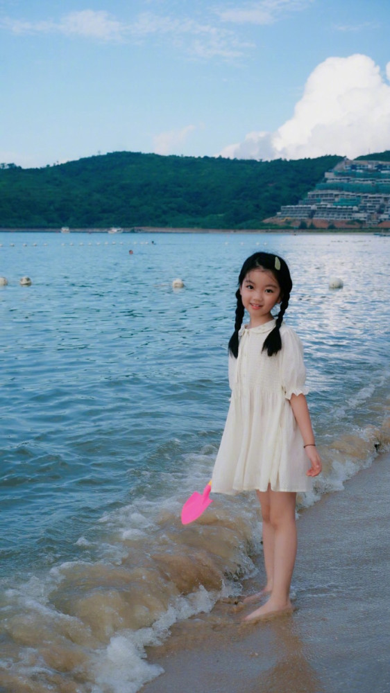 阿拉蕾|阿拉蕾罕见晒与亲妹妹的合影，姐妹俩宛如复制粘贴