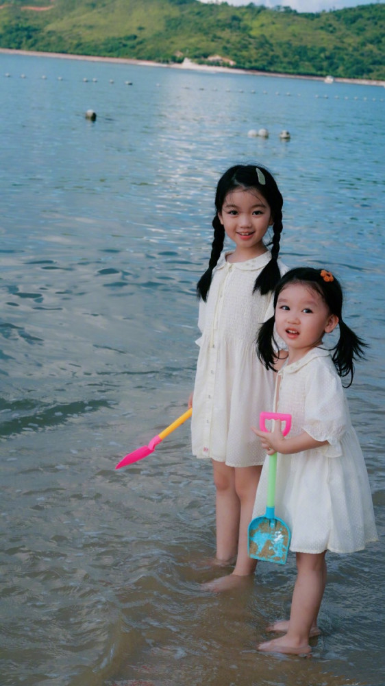 阿拉蕾|阿拉蕾罕见晒与亲妹妹的合影，姐妹俩宛如复制粘贴