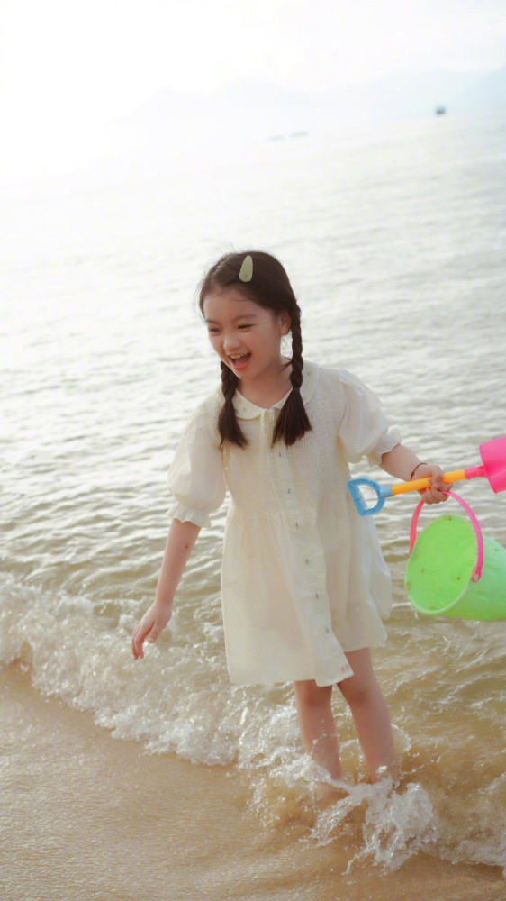 阿拉蕾|阿拉蕾罕见晒与亲妹妹的合影，姐妹俩宛如复制粘贴