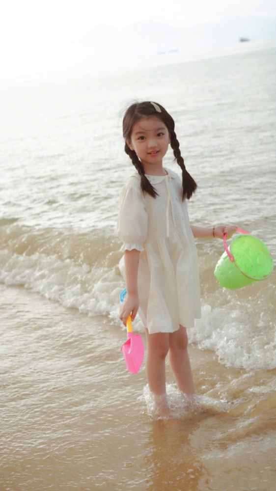 阿拉蕾|阿拉蕾罕见晒与亲妹妹的合影，姐妹俩宛如复制粘贴