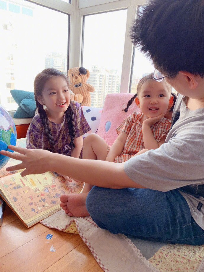 阿拉蕾|阿拉蕾罕见晒与亲妹妹的合影，姐妹俩宛如复制粘贴