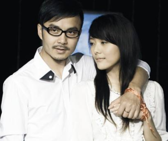 杨乐乐认识了肖全,他是一个摄影师,并且还离过婚,当杨乐乐见到肖全的