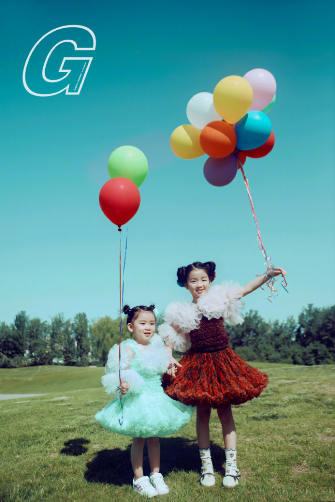 阿拉蕾|阿拉蕾罕见晒与亲妹妹的合影，姐妹俩宛如复制粘贴