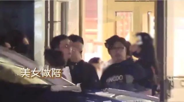 王岳伦|又被拍到这么亲密的画面？这次怎么跟老婆解释？