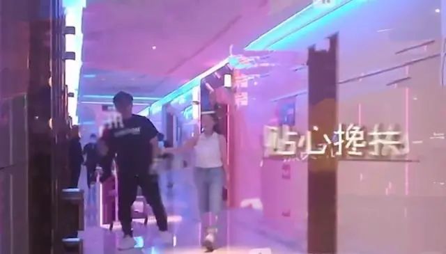 王岳伦|又被拍到这么亲密的画面？这次怎么跟老婆解释？