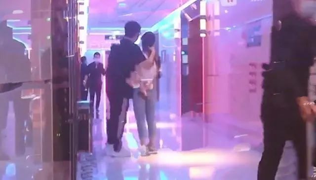 王岳伦|又被拍到这么亲密的画面？这次怎么跟老婆解释？