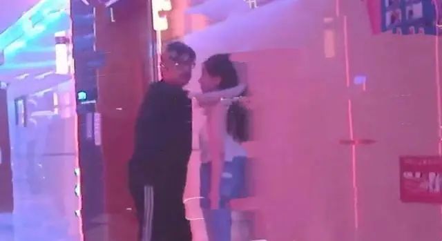 王岳伦|又被拍到这么亲密的画面？这次怎么跟老婆解释？