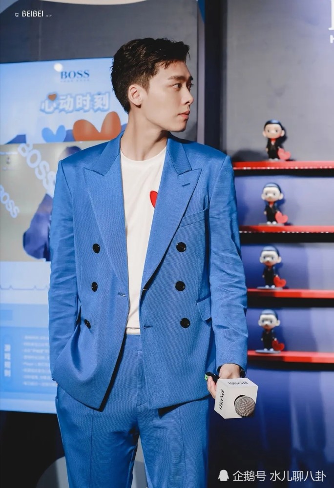 国民校草李易峰宝蓝色西装太吸睛能驾驭这个颜色厉害了