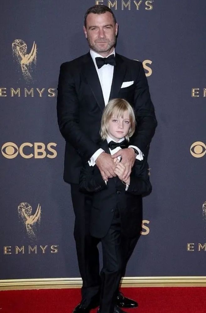 娜奥米沃茨小儿子穿女装!