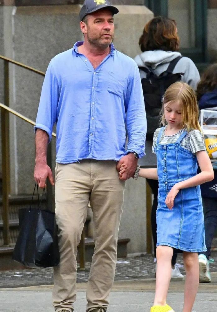 娜奥米沃茨小儿子穿女装!