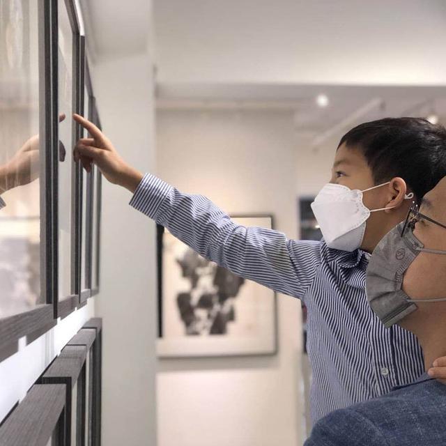 郭晶晶|疑郭晶晶拍下老公小孩温馨画面，霍启刚手抱6岁儿子看画，父爱满满