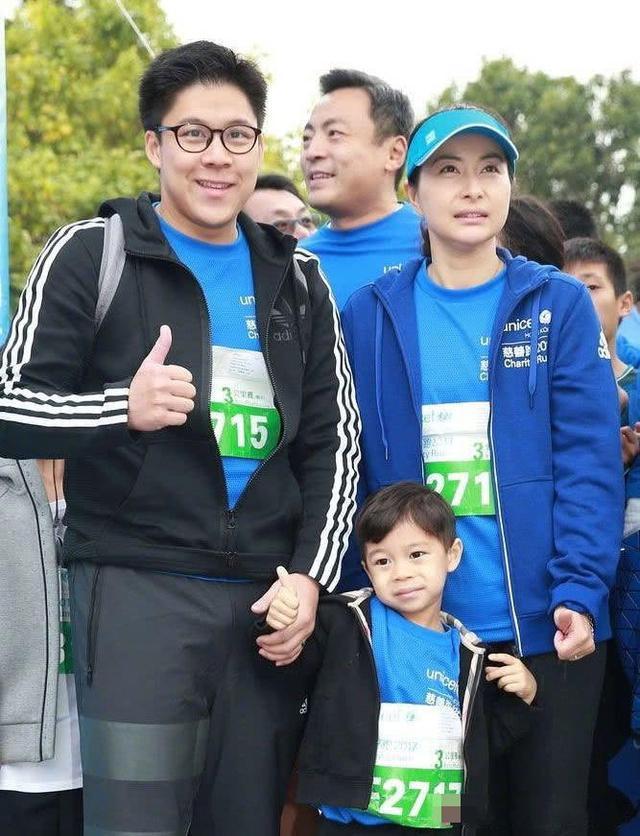 郭晶晶|疑郭晶晶拍下老公小孩温馨画面，霍启刚手抱6岁儿子看画，父爱满满