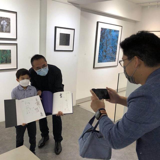 郭晶晶|疑郭晶晶拍下老公小孩温馨画面，霍启刚手抱6岁儿子看画，父爱满满