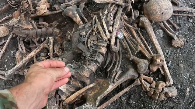 十分惨烈,俄罗斯人发现大量苏联红军战士的遗骸,当年被随意掩埋