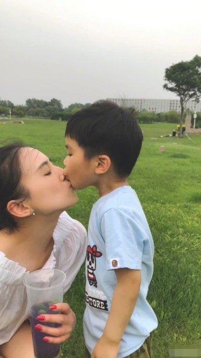 黄圣依|黄圣依富豪婆婆带孙子逛超市，安迪买雪糕乖巧交零钱，奶奶打扮朴素