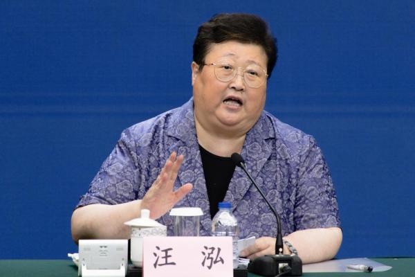 图为宝山区区委副书记,区长陈杰在发布会上发言.