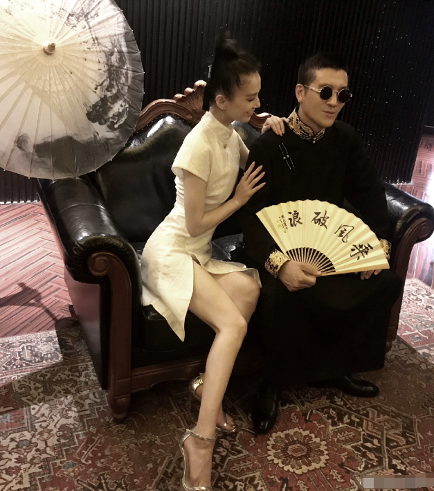 黄圣依|黄圣依富豪婆婆带孙子逛超市，安迪买雪糕乖巧交零钱，奶奶打扮朴素