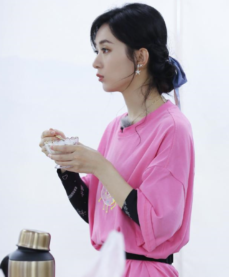 赵丽颖|赵丽颖给客人点菜自称“小姐姐”，不料被小朋友喊“阿姨”，颖宝反应引热议