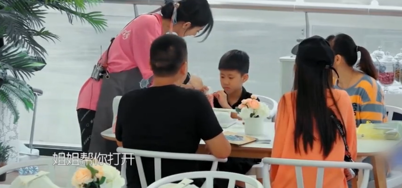 赵丽颖|赵丽颖给客人点菜自称“小姐姐”，不料被小朋友喊“阿姨”，颖宝反应引热议